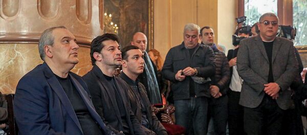 Мэр Тбилиси Кахи Каладзе посетил пасхальную литургию Армянской Апостольской церкви (1 апреля 2018). Тбилиси, Грузия Мэр Тбилиси Кахи Каладзе посетил пасхальную литургию Армянской Апостольской церкви (1 апреля 2018). Тбилиси, Грузия - Sputnik Արմենիա