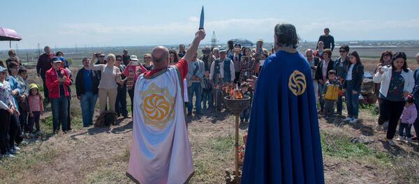 Арийские жрецы религиозной организации “Орден ариев” Гагик Айрапетян (справа) и Варуж Агаджанян - Sputnik Արմենիա