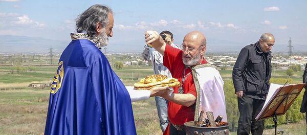 Армянские язычники празднуют Пасху (Затик) на холме в городе Мецамор. Армянские язычники празднуют Пасху (Затик) на холме в городе Мецамор. - Sputnik Армения