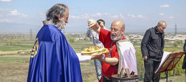 Հեթանոս հայերը Մեծամորի բլրում նշեցին Զատկի տոնը Հեթանոս հայերը Մեծամորի բլրում նշեցին Զատկի տոնը - Sputnik Արմենիա