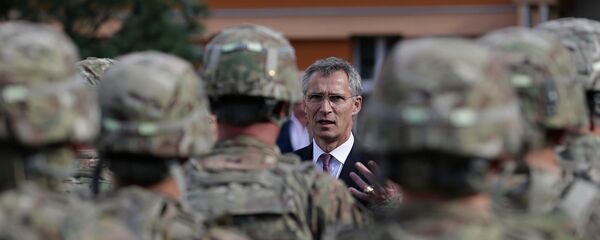 Генеральный секретарь НАТО Йенс Столтенберг беседует с солдатами (9 сентября 2015). Прага, Чехия - Sputnik Армения