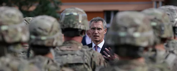 Генеральный секретарь НАТО Йенс Столтенберг беседует с солдатами (9 сентября 2015). Прага, Чехия - Sputnik Армения