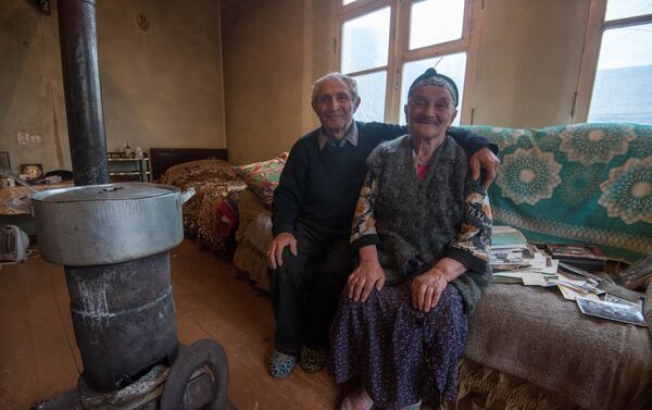 Շատին գյուղի հնաբնակ Արիս պապը` կնոջ հետ - Sputnik Արմենիա