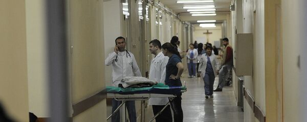 Обстановка в мед.центре Григор Лусаворич, куда доставлены раненные при взрыве ресторана Бургер кинг - Sputnik Армения