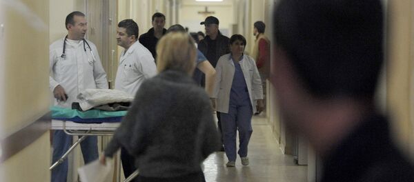 Обстановка в мед.центре Григор Лусаворич, куда доставлены раненные при взрыве ресторана Бургер кинг - Sputnik Армения