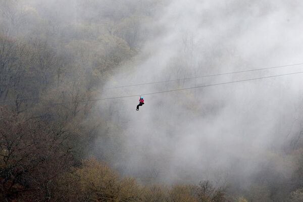 Аттракцион Zipline в экстрим парке Yell Аттракцион Zipline в экстрим парке Yell - Sputnik Արմենիա