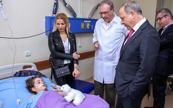 Министр здравоохранения Армении Левон Алтунян посетил пострадавших в результате взрыва в Ереване - Sputnik Армения