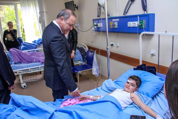 Министр здравоохранения Армении Левон Алтунян посетил пострадавших в результате взрыва в Ереване Министр здравоохранения Армении Левон Алтунян посетил пострадавших в результате взрыва в Ереване - Sputnik Արմենիա