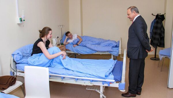 Министр здравоохранения Армении Левон Алтунян посетил пострадавших в результате взрыва в Ереване - Sputnik Արմենիա