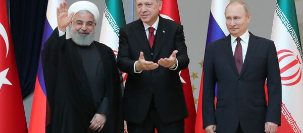 Президент РФ Владимир Путин, президент Турции Реджеп Тайип Эрдоган и президент Ирана Хасан Рухани во время совместного фотографирования перед началом встречи (4 апреля 2018). Анкара, Турция Президент РФ Владимир Путин, президент Турции Реджеп Тайип Эрдоган и президент Ирана Хасан Рухани во время совместного фотографирования перед началом встречи (4 апреля 2018). Анкара, Турция - Sputnik Արմենիա