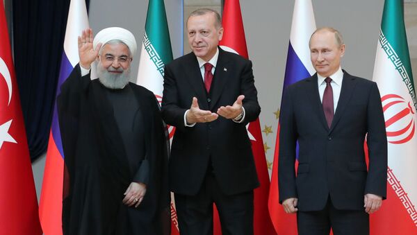 Президент РФ Владимир Путин, президент Турции Реджеп Тайип Эрдоган и президент Ирана Хасан Рухани во время совместного фотографирования перед началом встречи (4 апреля 2018). Анкара, Турция - Sputnik Արմենիա