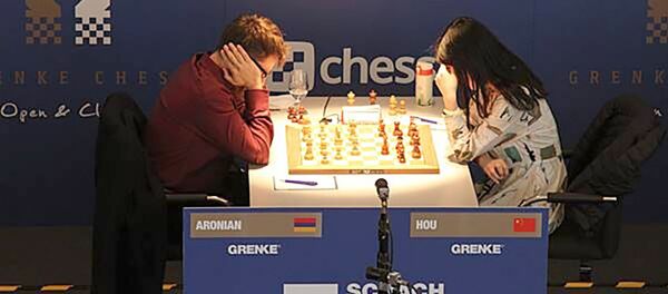 Матч 4-го тура шахматного турнира в Баден-Бадене между Левоном Ароняном и Хоу Ифань - Sputnik Армения