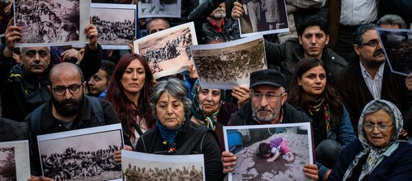 Протестующие вспоминают о Дерсимской резне, происходяшее в период 1936 - 1939гг (5 апреля 2016). Стамбул, Турция - Sputnik Армения