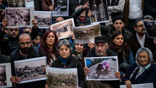 Протестующие вспоминают о Дерсимской резне, совершенной в период 1936 - 1939 годов (5 апреля 2016). Стамбул, Турция - Sputnik Армения