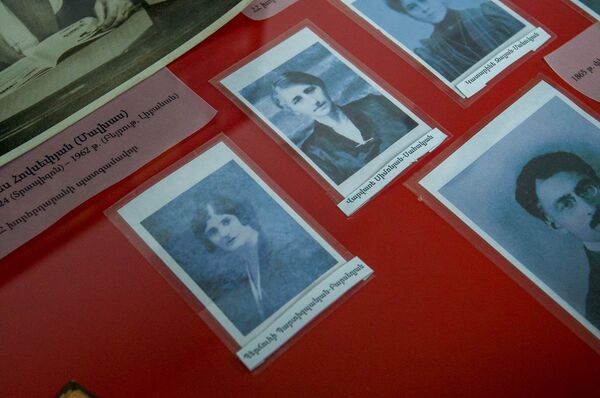 Фотографии женщин депутатов Первой Республики: Перчуи Партизпанян-Барсегян, Варвара Симонян-Саакян и Катарина Зальян-Манукян в музее партии Дашнакцутюн Фотографии женщин депутатов Первой Республики: Перчуи Партизпанян-Барсегян, Варвара Симонян-Саакян и Катарина Зальян-Манукян в музее партии Дашнакцутюн - Sputnik Արմենիա