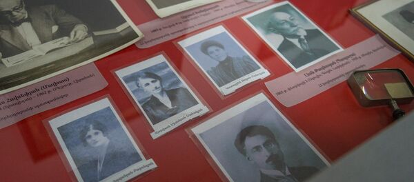 Фотографии женщин депутатов Первой Республики: Перчуи Партизпанян-Барсегян, Варвара Симонян-Саакян и Катарина Зальян-Манукян в музее партии Дашнакцутюн - Sputnik Армения