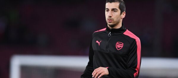Полузащитник ФК Арсенал Генрих Мхитарян на разминке перед матчем 1/4 финала Лиги Европы УЕФА Арсенал - ЦСКА (5 апреля 2018). Лондон, Великобритания - Sputnik Армения