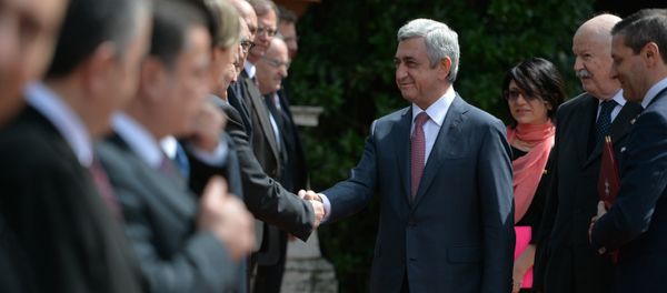 Президент Армении Серж Саргсян приветствует встречающую делегацию Суверенного мальтийского ордена (5 апреля 2018) - Sputnik Արմենիա
