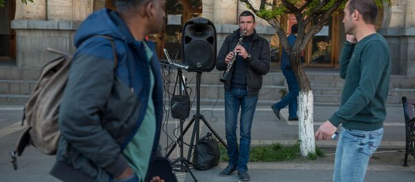 Уличные музыканты Еревана. Гуго Асланян - Sputnik Армения