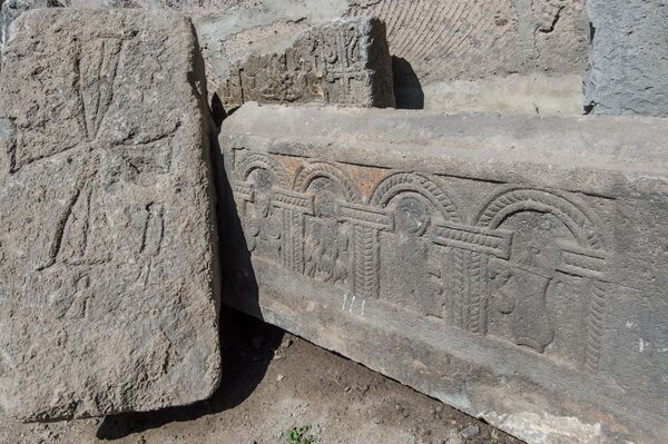 Хачкары и надгробные плиты в селе Неркин Геташен Хачкары и надгробные плиты в селе Неркин Геташен - Sputnik Армения