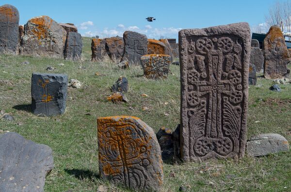 Хачкары и надгробные плиты в селе Неркин Геташен - Sputnik Армения