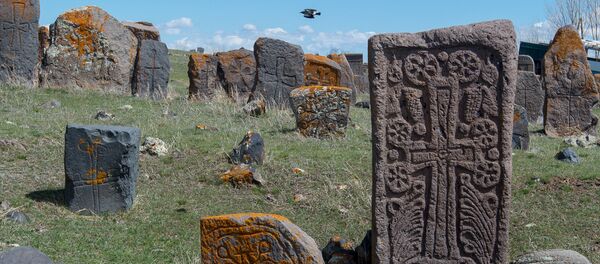 Хачкары и надгробные плиты в селе Неркин Геташен Хачкары и надгробные плиты в селе Неркин Геташен - Sputnik Արմենիա