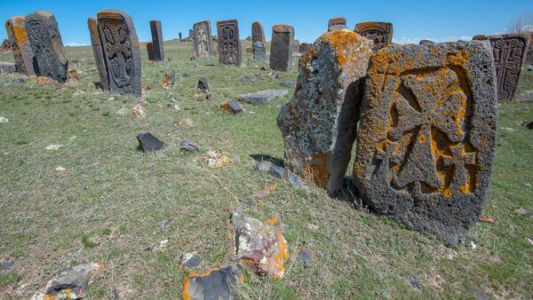 Хачкары и надгробные плиты в селе Неркин Геташен - Sputnik Армения
