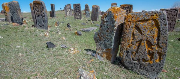 Хачкары и надгробные плиты в селе Неркин Геташен Хачкары и надгробные плиты в селе Неркин Геташен - Sputnik Армения