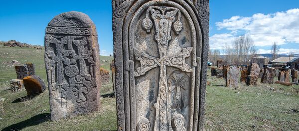 Хачкары и надгробные плиты в селе Неркин Геташен - Sputnik Армения