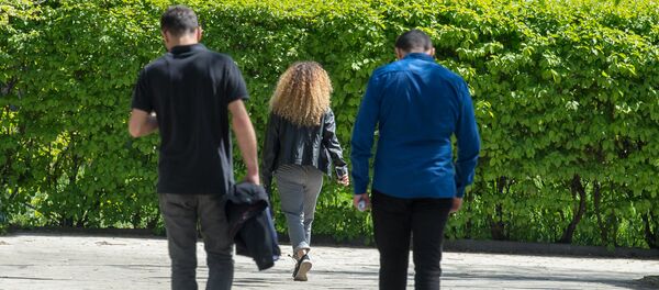 Прохожие в саду - Sputnik Армения