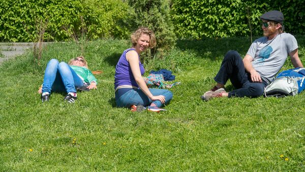 Туристы отдыхают на газоне - Sputnik Արմենիա