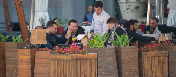 Мужчины в кафе  - Sputnik Армения