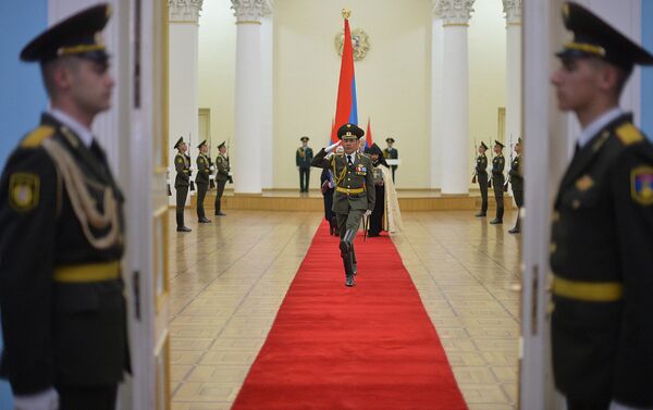 Из резиденции президента РА государственные и духовные символы перемещены в место проведения церемонии инаугурации - Sputnik Армения