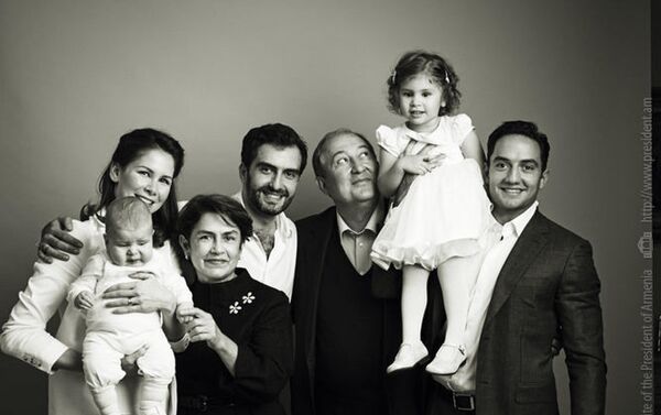 Семья 4-го президента Армении Армена Саркисяна - Sputnik Армения