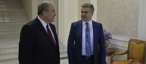 Премьер-министр Карен Карапетян представил Президенту Армену Саркисяну заявление об отставке правительства - Sputnik Армения