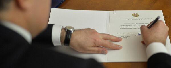 Премьер-министр Карен Карапетян представил Президенту Армену Саркисяну заявление об отставке правительства - Sputnik Արմենիա