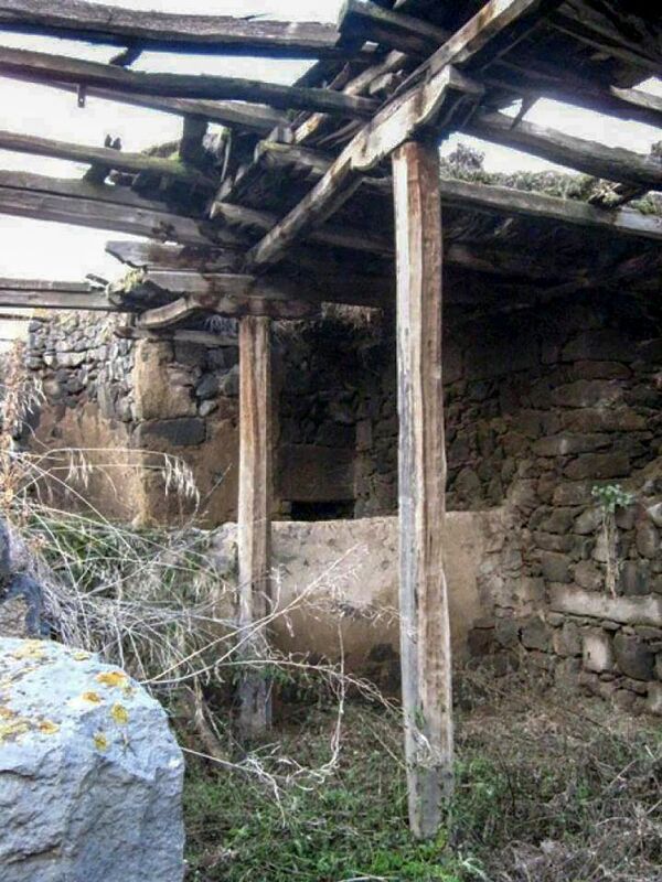 Полуразрушенная часовня в селе Неркин Геташен Полуразрушенная часовня в селе Неркин Геташен - Sputnik Армения