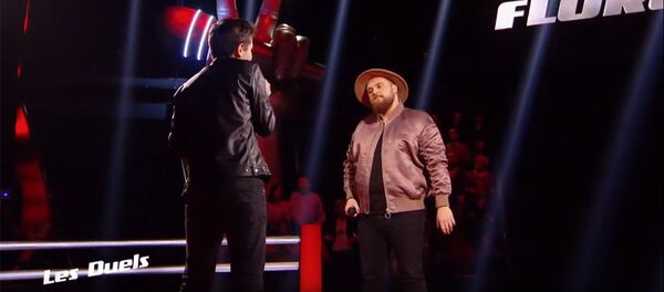 Голос Франция: Раффи Арто на этапе дуэлей исполняет композицию из репертуара Джонни Холлидея Toute la musique que j'aime - Sputnik Армения