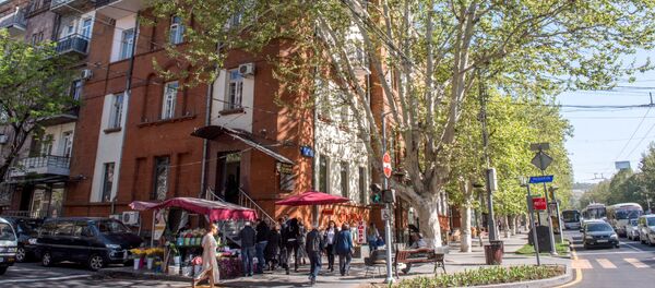 Здание на перекрестке проспекта Маштоца и улицы Пушкина, Ереван - Sputnik Армения