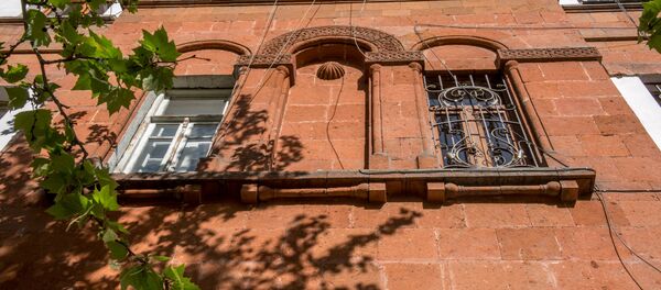 Фасад здания на перекрестке проспекта Маштоца и улицы Пушкина, Ереван - Sputnik Армения