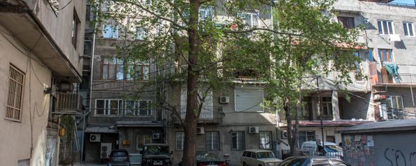 П-образный двор на перекрестке проспекта Маштоца и улицы Пушкина, Ереван П-образный двор на перекрестке проспекта Маштоца и улицы Пушкина, Ереван - Sputnik Արմենիա
