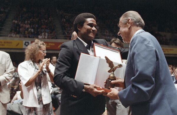 Легендарный португальский футболист мозамбикского происхождения Эйсебио поздравляет легендарного советского голкипера Льва Яшина с 60-летием.  - Sputnik Армения