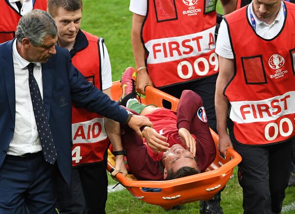 Даже получив травму, не позволившую Криштиану Роналду продолжить матч, капитан сборной Португалии помогал как мог своим товарищам с кромки поля. - Sputnik Армения