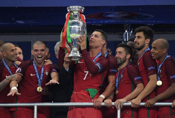 Криштиану Роналду и сборная Португалии по футболу впервые в своей истории выиграли чемпионат Европы, обыграв в финале сборную Франции.  - Sputnik Армения