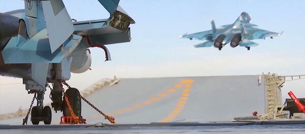 Корабельный истребитель Су-33 ВКС РФ во время взлета с палубы тяжёлого авианесущего крейсера Адмирал Кузнецов - Sputnik Армения