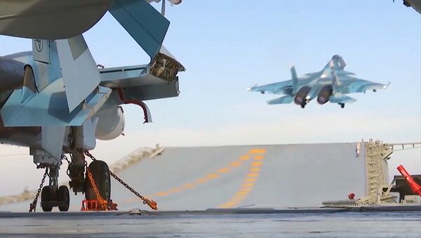 Корабельный истребитель Су-33 ВКС РФ во время взлета с палубы тяжёлого авианесущего крейсера Адмирал Кузнецов - Sputnik Армения