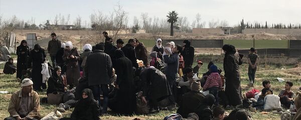 Мирные жители выходят из Восточной Гуты через гуманитарный коридор в поселении Хаммурия - Sputnik Армения