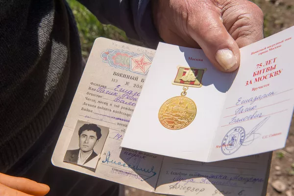 Военный билет и паспорт медали 75 лет битвы за Москву Гагика Егиазаряна Военный билет и паспорт медали 75 лет битвы за Москву Гагика Егиазаряна - Sputnik Армения