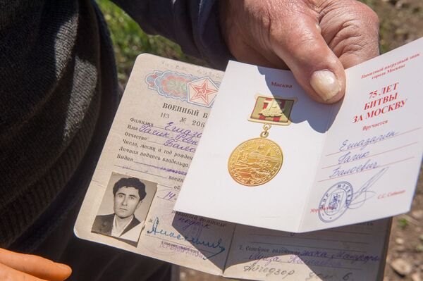 Военный билет и паспорт медали 75 лет битвы за Москву Гагика Егиазаряна - Sputnik Армения