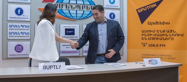 Подписание договора о сотрудничестве между ИА Арменпресс и мультимедийным агенством РАПТЛИ Подписание договора о сотрудничестве между ИА Арменпресс и мультимедийным агенством РАПТЛИ - Sputnik Արմենիա